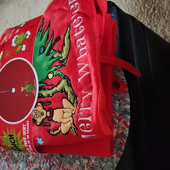 BNWT The GRINCH 48" Christmas tree skirt-Merry Whatever on the skirt. - Picture 5 of 9